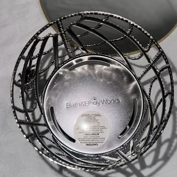 BBW New Metal Spider in her Spiderweb 3 Wick Candle Holder HALLOWEEN - Picture 4 of 5